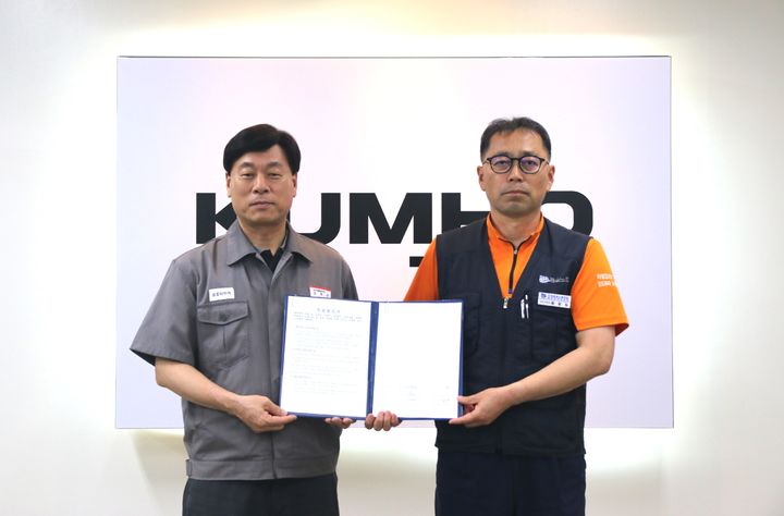 [서울=뉴시스] 30일 김명선(왼쪽) 금호타이어 생산기술총괄 부사장과 황용필 금호타이어지회 대표 지회장이 금호타이어 광주공장 재건과 관련해 노사 특별합의문을 들고 사진을 찍고 있다. (사진=금호타이어 제공) 2025.07.30. photo@newsis.com *재판매 및 DB 금지