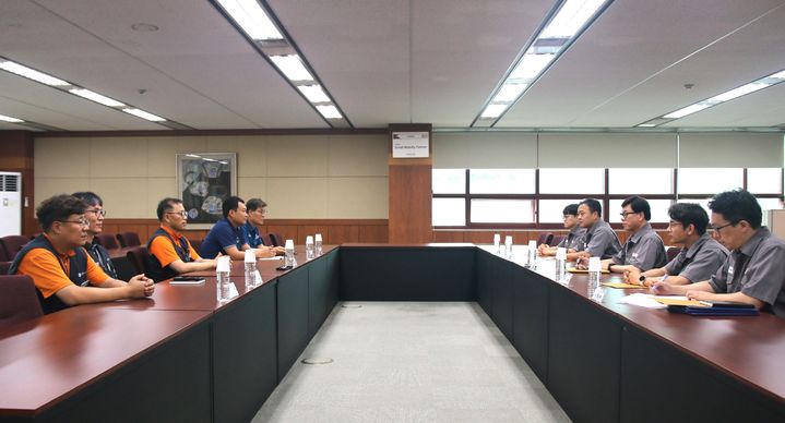 [서울=뉴시스] 30일 금호타이어 광주공장 재건과 관련해 노사가 특별합의를 진행하고 있다. (사진=금호타이어 제공) photo@newsis.com *재판매 및 DB 금지