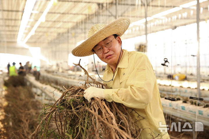 [나주=뉴시스] 윤병태 전남 나주시장이 최근 집중 호우에 침수 피해를 입은 시설하우스 농가를 찾아 복구작업을 거들고 있다. (사진=나주시 제공) 2025.07.30. photo@newsis.com *재판매 및 DB 금지