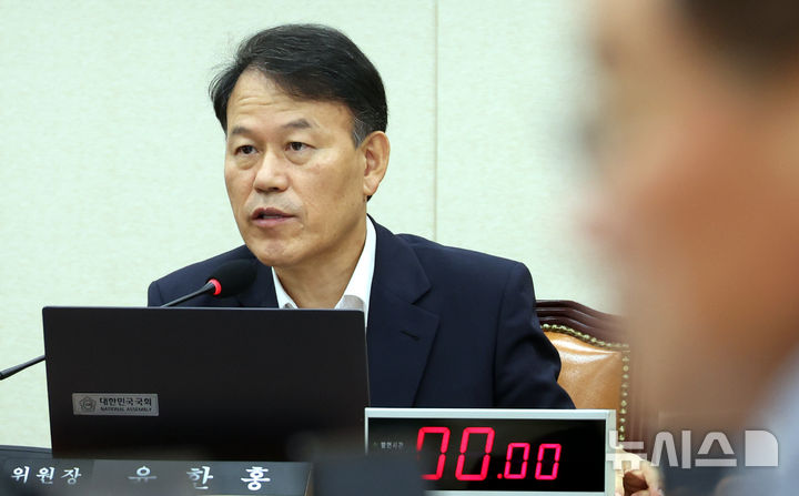 [서울=뉴시스] 조성봉 기자= 윤한홍 국회 정무위원회 위원장이 30일 오후 서울 여의도 국회에서 열린 정무위원회 전체회의에서 발언을 하고 있다. 이날 정무위에서는 산은법·자본시장법 개정안 등 법안심사소위원회를 통과한 법안들을 처리할 예정이다.2025.07.30 suncho21@newsis.com