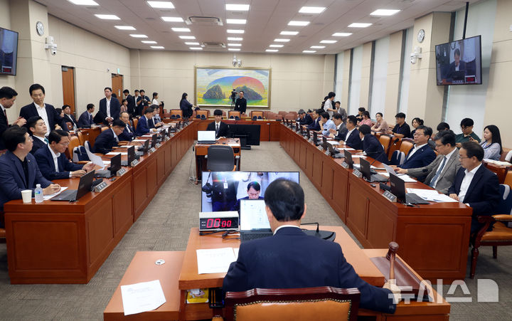 [서울=뉴시스] 조성봉 기자= 윤한홍 국회 정무위원회 위원장이 30일 오후 서울 여의도 국회에서 열린 정무위원회 전체회의에서 의사봉을 두드리고 있다. 이날 정무위에서는 산은법·자본시장법 개정안 등 법안심사소위원회를 통과한 법안들을 처리할 예정이다.2025.07.30. suncho21@newsis.com