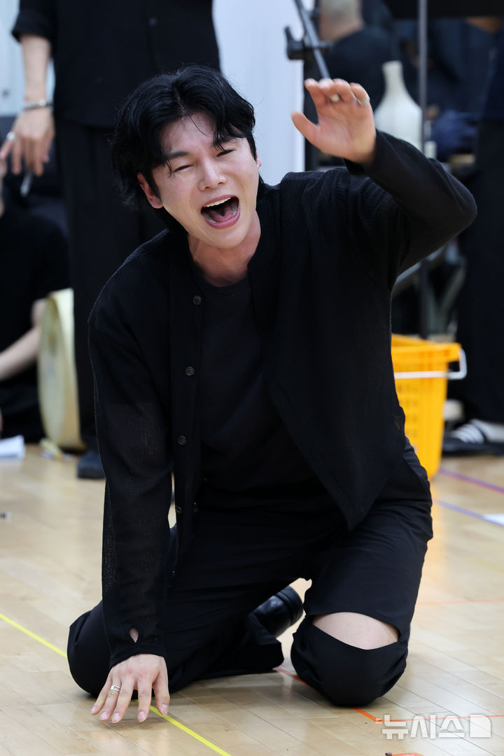 [서울=뉴시스] 박진희 기자 = 국립창극단 신작 '심청' 심봉사 역의 김준수가 30일 서울 중구 국립극장 뜰아래연습장에서 주요 장면을 시연하고 있다. 2025.07.30. pak7130@newsis.com