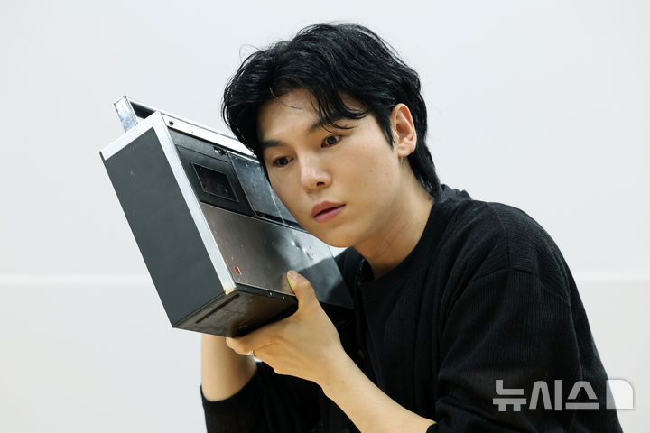 [서울=뉴시스] 박진희 기자 = 국립창극단 신작 '심청' 심봉사 역의 김준수가 30일 서울 중구 국립극장 뜰아래연습장에서 주요 장면을 시연하고 있다. 2025.07.30. pak7130@newsis.com