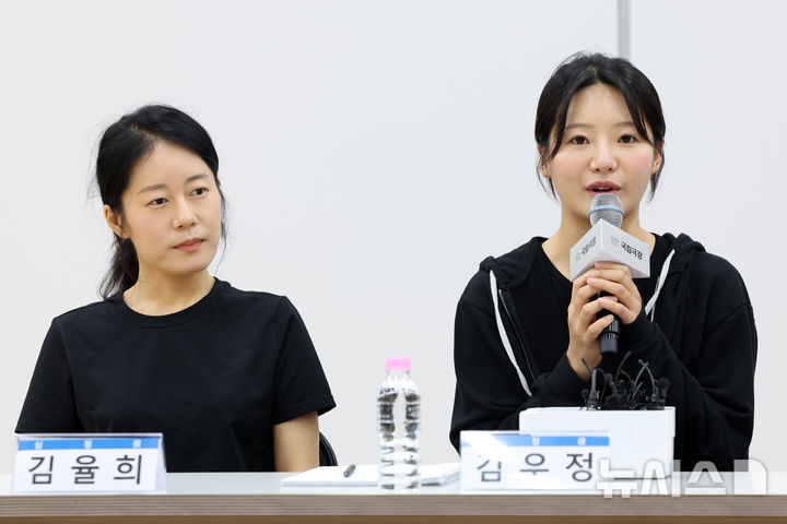 [서울=뉴시스] 박진희 기자 = 국립창극단 신작 '심청' 심청 역의 김우정·김율희가 30일 서울 중구 국립극장 뜰아래연습장에서 기자간담회를 하고 있다. 2025.07.30. pak7130@newsis.com