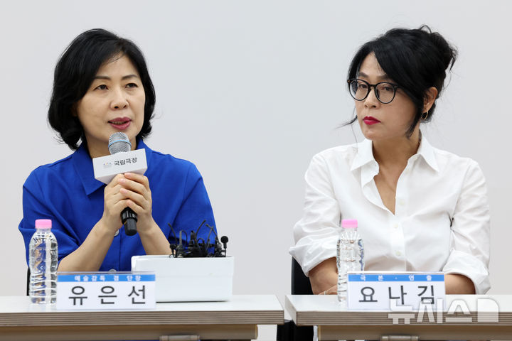 [서울=뉴시스] 박진희 기자 = 국립창극단 신작 '심청' 연출 요나 김과 예술감독 겸 단장 유은선이 30일 서울 중구 국립극장 뜰아래연습장에서 기자간담회를 하고 있다. 2025.07.30. pak7130@newsis.com