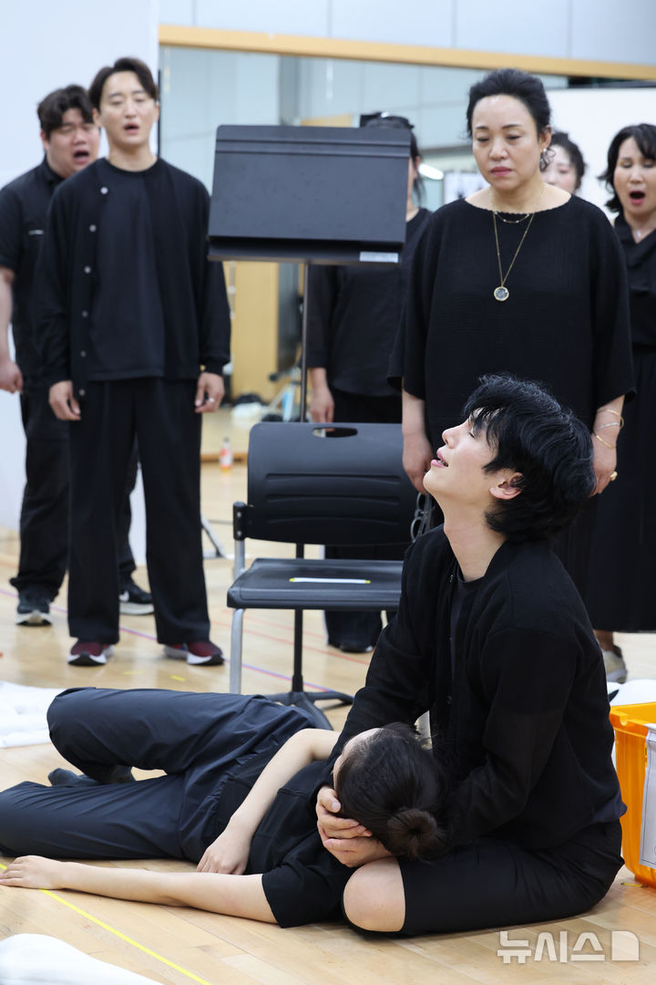 [서울=뉴시스] 박진희 기자 = 국립창극단 신작 '심청' 출연 배우들이 30일 서울 중구 국립극장 뜰아래연습장에서 주요 장면을 연습하고 있다. 2025.07.30. pak7130@newsis.com