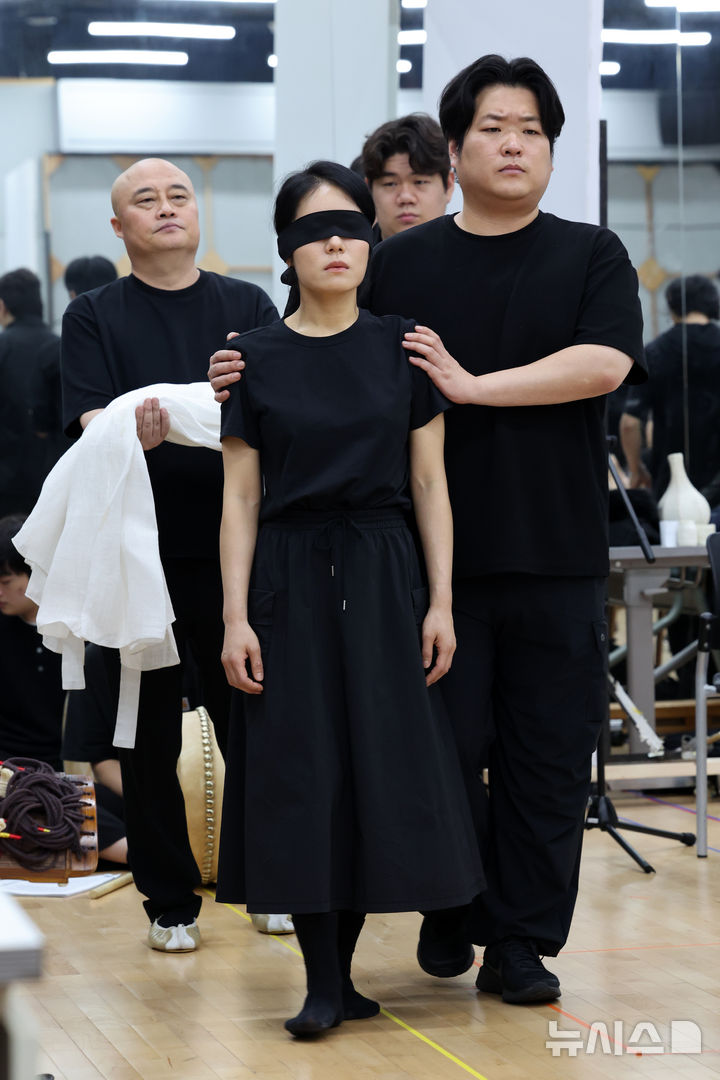 [서울=뉴시스] 박진희 기자 = 국립창극단 신작 '심청' 출연 배우들이 30일 서울 중구 국립극장 뜰아래연습장에서 주요 장면을 연습하고 있다. 2025.07.30. pak7130@newsis.com