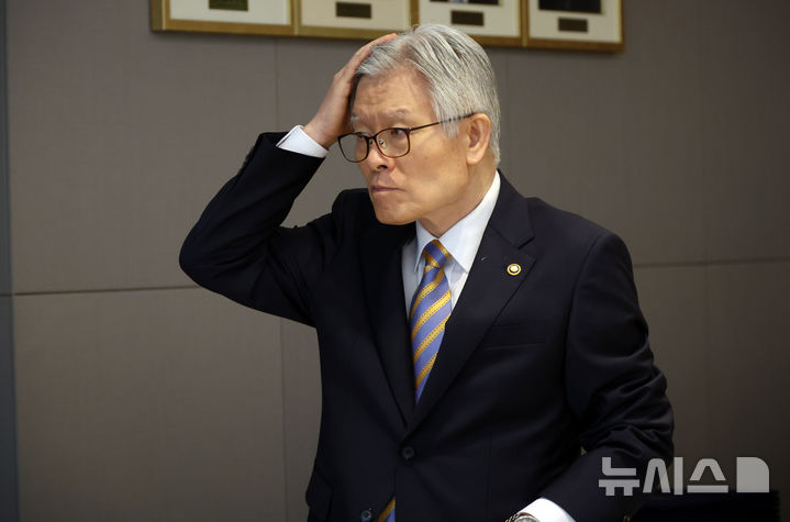 [세종=뉴시스] 강종민 기자 = 최동석 인사혁신처장이 30일 세종시 정부세종청사에서 열린 차관급 임명장 수여식에 참석, 머리를 만지며 이동하고 있다. 2025.07.30. ppkjm@newsis.com