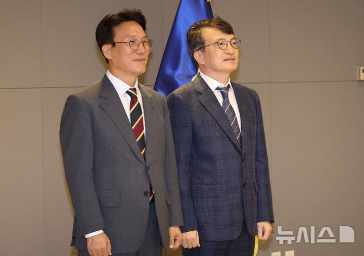 [세종=뉴시스] 강종민 기자 = 김민석 국무총리가 30일 세종시 정부세종청사에서 김의겸 새만금개발청장에게 임명장을 전달한 뒤 기념촬영을 하고 있다. 2025.07.30. ppkjm@newsis.com