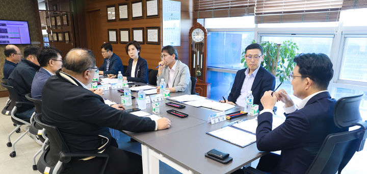 [음성=뉴시스] 강종민 기자 = 김종구 농림축산식품부 식량정책실장이 30일 충북 음성 농협 축산물공판장을 찾아 소비쿠폰 지급과 추석 성수기 한우 등 축산물 수요 증가에 대비한 수급 상황을 점검하고 있다. (사진=농식품부 제공) 2025.07.30. photo@newsis.com *재판매 및 DB 금지