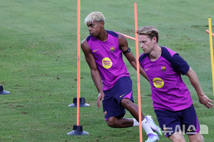 [고양=뉴시스] 조성우 기자 = FC바르셀로나 라민 야말(왼쪽)이 30일 오후 경기 고양시 고양종합운동장에서 훈련을 하고 있다. 바르셀로나는 오는 31일 오후 8시 서울월드컵경기장에서 K리그1 FC서울과 1경기, 내달 4일 오후 8시 대구스타디움에서 대구FC와 2경기를 치른다. 2025.07.30. xconfind@newsis.com