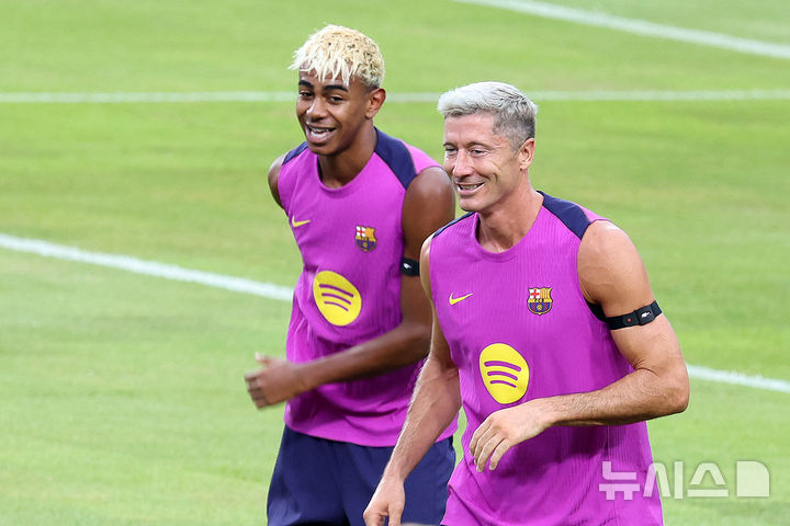 [고양=뉴시스] 조성우 기자 = FC바르셀로나 라민 야말(오른쪽)과 로베르트 레반도프스키가 30일 오후 경기 고양시 고양종합운동장에서 훈련에 나서고 있다. 바르셀로나는 오는 31일 오후 8시 서울월드컵경기장에서 K리그1 FC서울과 1경기, 내달 4일 오후 8시 대구스타디움에서 대구FC와 2경기를 치른다. 2025.07.30. xconfind@newsis.com
