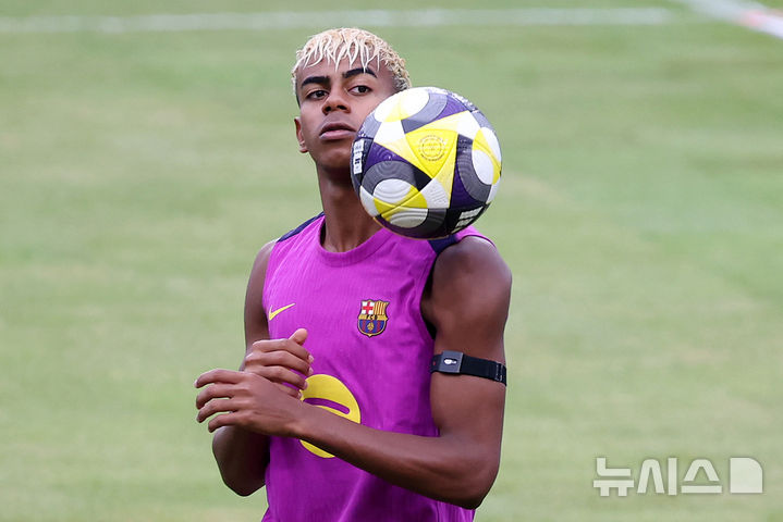 [고양=뉴시스] 조성우 기자 = FC바르셀로나 라민 야말이 30일 오후 경기 고양시 고양종합운동장에서 훈련에 앞서 몸을 풀고 있다. 바르셀로나는 오는 31일 오후 8시 서울월드컵경기장에서 K리그1 FC서울과 1경기, 내달 4일 오후 8시 대구스타디움에서 대구FC와 2경기를 치른다. 2025.07.30. xconfind@newsis.com