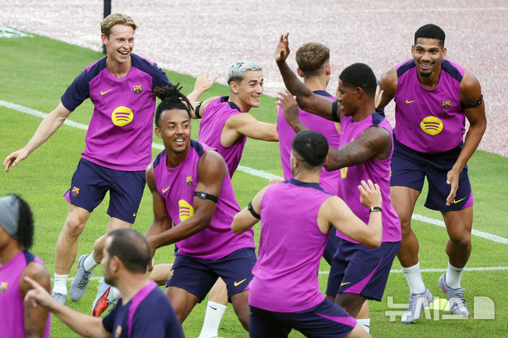 [고양=뉴시스] 조성우 기자 = FC바르셀로나 선수들이 30일 오후 경기 고양시 고양종합운동장에서 훈련하고 있다. 바르셀로나는 오는 31일 오후 8시 서울월드컵경기장에서 K리그1 FC서울과 1경기, 내달 4일 오후 8시 대구스타디움에서 대구FC와 2경기를 치른다. 2025.07.30. xconfind@newsis.com