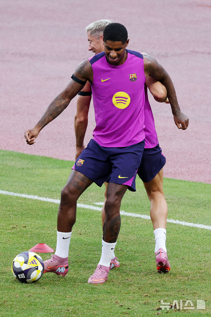 [고양=뉴시스] 조성우 기자 = FC바르셀로나 로베르트 레반도프스키와 마커스 래시포드가 지난 7월30일 오후 경기 고양시 고양종합운동장에서 훈련하고 있다. 바르셀로나는 오는 31일 오후 8시 서울월드컵경기장에서 K리그1 FC서울과 1경기, 내달 4일 오후 8시 대구스타디움에서 대구FC와 2경기를 치른다. 2025.07.30. xconfind@newsis.com