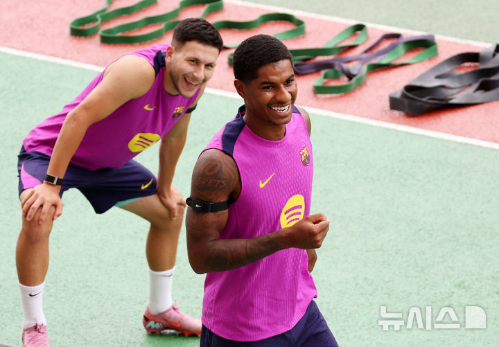 [고양=뉴시스] 조성우 기자 = FC바르셀로나 마커스 래시포드가 30일 오후 경기 고양시 고양종합운동장에서 훈련에 나서며 미소짓고 있다. 바르셀로나는 오는 31일 오후 8시 서울월드컵경기장에서 K리그1 FC서울과 1경기, 내달 4일 오후 8시 대구스타디움에서 대구FC와 2경기를 치른다. 2025.07.30. xconfind@newsis.com