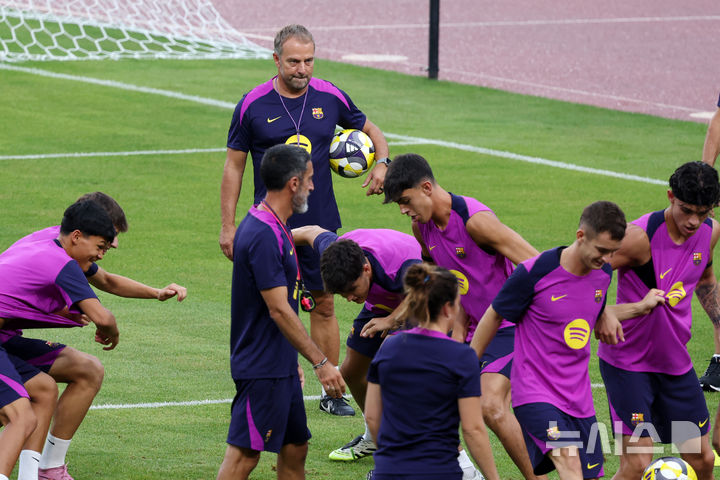 [고양=뉴시스] 조성우 기자 = 한지 플릭 FC바르셀로나 감독이 30일 오후 경기 고양시 고양종합운동장에서 선수들의 훈련을 지켜보고 있다.&nbsp; 바르셀로나는 오는 31일 오후 8시 서울월드컵경기장에서 K리그1 FC서울과 1경기, 내달 4일 오후 8시 대구스타디움에서 대구FC와 2경기를 치른다. 2025.07.30. xconfind@newsis.com