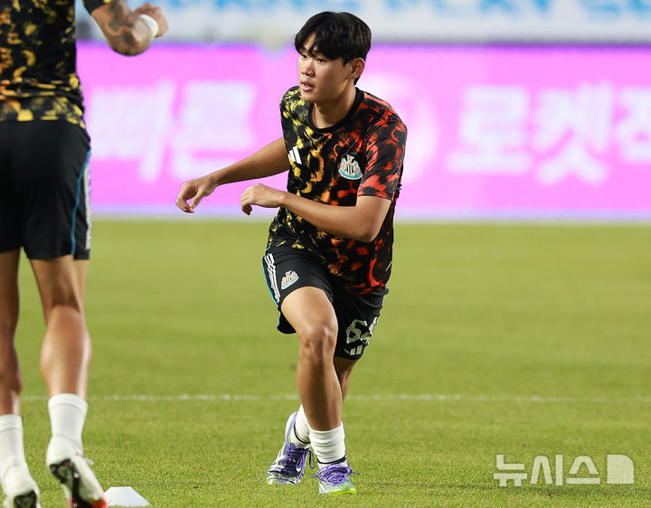 [수원=뉴시스] 이영환 기자 = 30일 오후 경기 수원시 팔달구 수원월드컵경기장에서 진행되는 2025 쿠팡플레이 시리즈 뉴캐슬 유나이티드와 팀 K리그의 경기를 앞두고 뉴캐슬 박승수가 몸을 풀고 있다. 2025.07.30. 20hwan@newsis.com