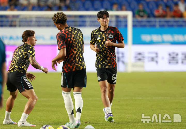 [수원=뉴시스] 이영환 기자 = 30일 오후 경기 수원시 팔달구 수원월드컵경기장에서 진행되는 2025 쿠팡플레이 시리즈 뉴캐슬 유나이티드와 팀 K리그의 경기를 앞두고 뉴캐슬 박승수가 몸을 풀고 있다. 2025.07.30. 20hwan@newsis.com