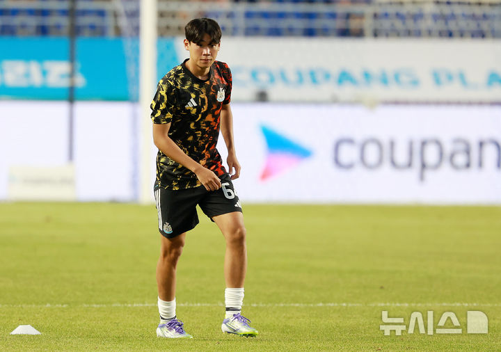 [수원=뉴시스] 이영환 기자 = 30일 오후 경기 수원시 팔달구 수원월드컵경기장에서 진행되는 2025 쿠팡플레이 시리즈 뉴캐슬 유나이티드와 팀 K리그의 경기를 앞두고 뉴캐슬 박승수가 몸을 풀고 있다. 2025.07.30. 20hwan@newsis.com