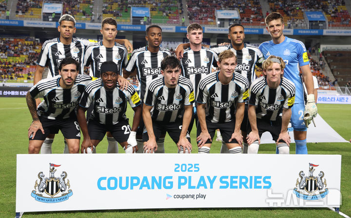 [수원=뉴시스] 이영환 기자 = 30일 오후 경기 수원시 팔달구 수원월드컵경기장에서 열린 2025 쿠팡플레이 시리즈 뉴캐슬 유나이티드와 팀 K리그의 경기, 뉴캐슬 선수들이 기념촬영을 하고 있다. 2025.07.30. 20hwan@newsis.com