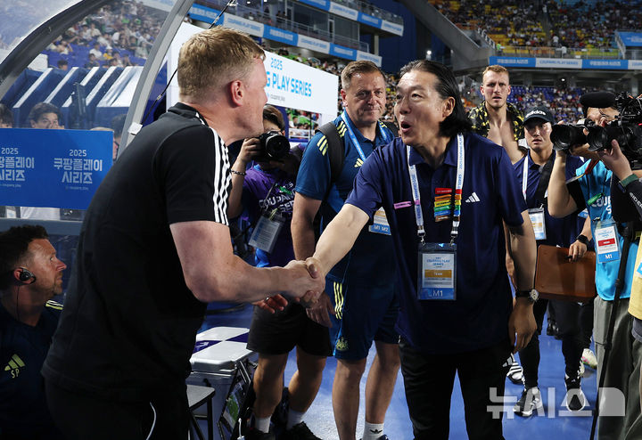 [수원=뉴시스] 이영환 기자 = 30일 오후 경기 수원시 팔달구 수원월드컵경기장에서 열린 2025 쿠팡플레이 시리즈 뉴캐슬 유나이티드와 팀 K리그의 경기, 김판곤 팀 K리그 감독과 에디 하우 뉴캐슬 감독이 인사를 나누고 있다. 2025.07.30. 20hwan@newsis.com