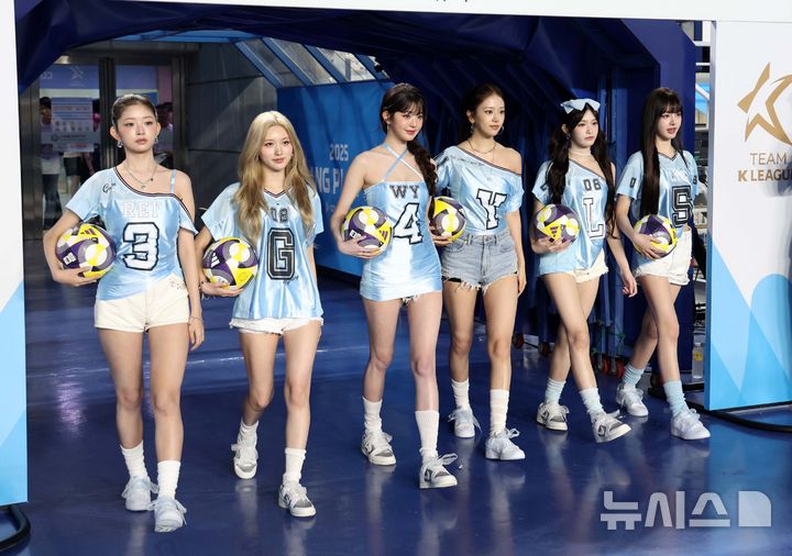 [수원=뉴시스] 이영환 기자 = 30일 오후 경기 수원시 팔달구 수원월드컵경기장에서 열린 2025 쿠팡플레이 시리즈 뉴캐슬 유나이티드와 팀 K리그의 경기, 그룹 아이브가 시축을 하기 위해 그라운드로 향하고 있다. 2025.07.30. 20hwan@newsis.com