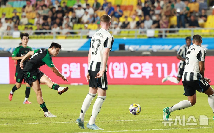 [수원=뉴시스] 이영환 기자 = 30일 오후 경기 수원시 팔달구 수원월드컵경기장에서 열린 2025 쿠팡플레이 시리즈 뉴캐슬 유나이티드와 팀 K리그의 경기, 팀 K리그 이동경이 슛을 하고 있다. 2025.07.30. 20hwan@newsis.com