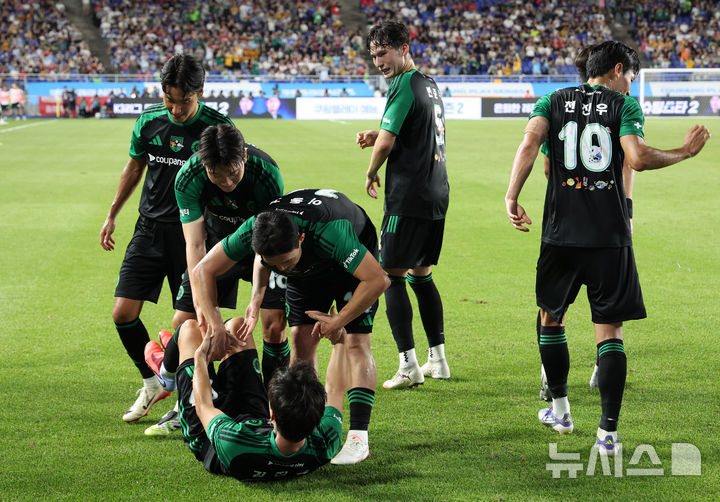 [수원=뉴시스] 이영환 기자 = 30일 오후 경기 수원시 팔달구 수원월드컵경기장에서 열린 2025 쿠팡플레이 시리즈 뉴캐슬 유나이티드와 팀 K리그의 경기, 팀 K리그 김진규가 골을 넣고 동료들과 세리머니를 하고 있다. 2025.07.30. 20hwan@newsis.com