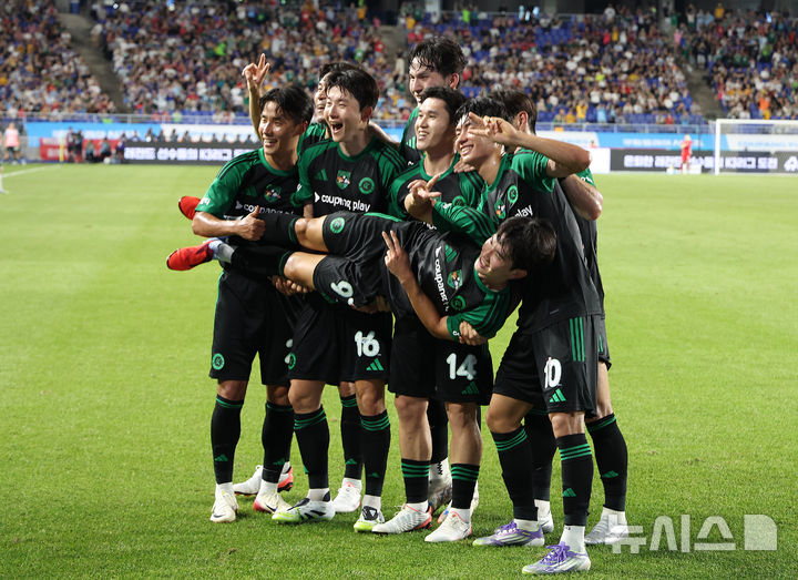 [수원=뉴시스] 이영환 기자 = 30일 오후 경기 수원시 팔달구 수원월드컵경기장에서 열린 2025 쿠팡플레이 시리즈 뉴캐슬 유나이티드와 팀 K리그의 경기, 팀 K리그 김진규가 골을 넣고 동료들과 세리머니를 하고 있다. 2025.07.30. 20hwan@newsis.com