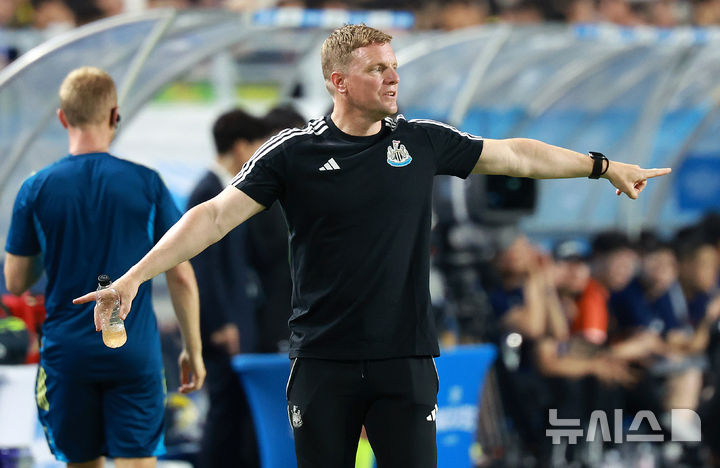 [수원=뉴시스] 이영환 기자 = 30일 오후 경기 수원시 팔달구 수원월드컵경기장에서 열린 2025 쿠팡플레이 시리즈 뉴캐슬 유나이티드와 팀 K리그의 경기, 뉴캐슬 에디 하우 감독이 작전 지시를 하고 있다. 2025.07.30. 20hwan@newsis.com