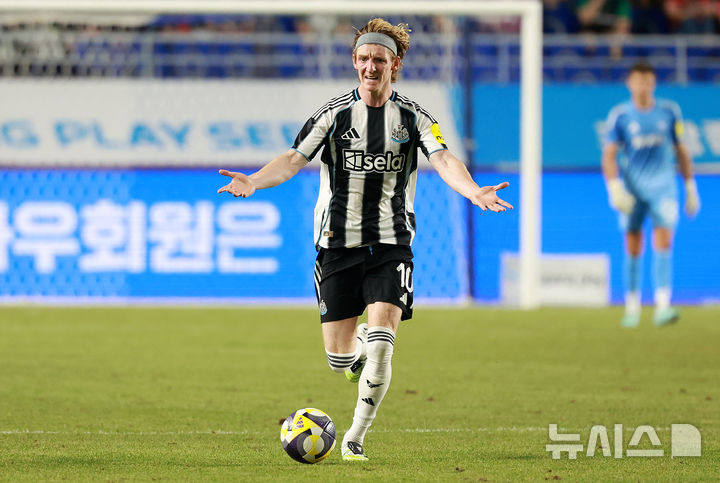 [수원=뉴시스] 이영환 기자 = 30일 오후 경기 수원시 팔달구 수원월드컵경기장에서 열린 2025 쿠팡플레이 시리즈 뉴캐슬 유나이티드와 팀 K리그의 경기, 뉴캐슬 앤서니 고든이 동료들을 향해 손짓 하고 있다. 2025.07.30. 20hwan@newsis.com