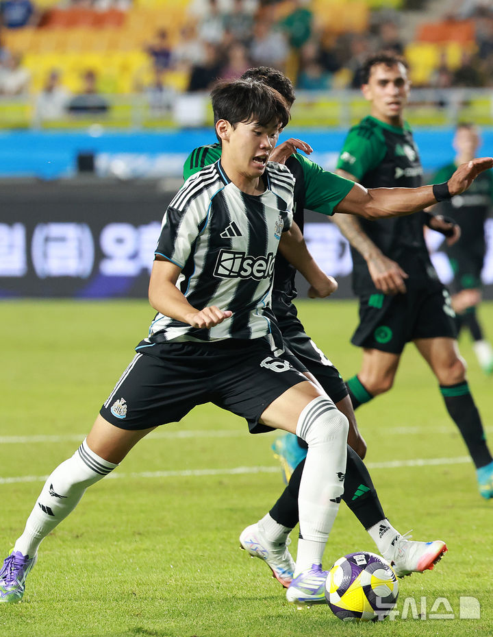 [수원=뉴시스] 이영환 기자 = 30일 오후 경기 수원시 팔달구 수원월드컵경기장에서 열린 2025 쿠팡플레이 시리즈 뉴캐슬 유나이티드와 팀 K리그의 경기, 뉴캐슬 박승수가 슛을 하고 있다. 2025.07.30. 20hwan@newsis.com