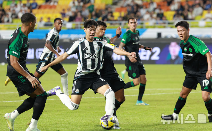 [수원=뉴시스] 이영환 기자 = 30일 오후 경기 수원시 팔달구 수원월드컵경기장에서 열린 2025 쿠팡플레이 시리즈 뉴캐슬 유나이티드와 팀 K리그의 경기, 뉴캐슬 박승수가 슛을 하고 있다. 2025.07.30. 20hwan@newsis.com