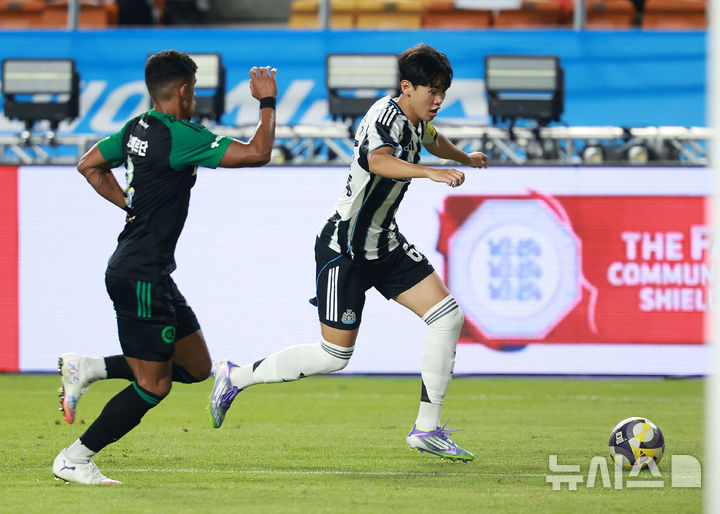 [수원=뉴시스] 이영환 기자 = 30일 오후 경기 수원시 팔달구 수원월드컵경기장에서 열린 2025 쿠팡플레이 시리즈 뉴캐슬 유나이티드와 팀 K리그의 경기, 뉴캐슬 박승수가 돌파를 하고 있다. 2025.07.30. 20hwan@newsis.com