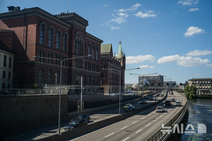 [ 스톡홀름( 스웨덴)= 신화/뉴시스] 공영버스가 빌딩 전면에 돌진하는 사고가 난 스웨덴 스톡홀름 시내 부근의 한 도로. 2025. 12.31. 