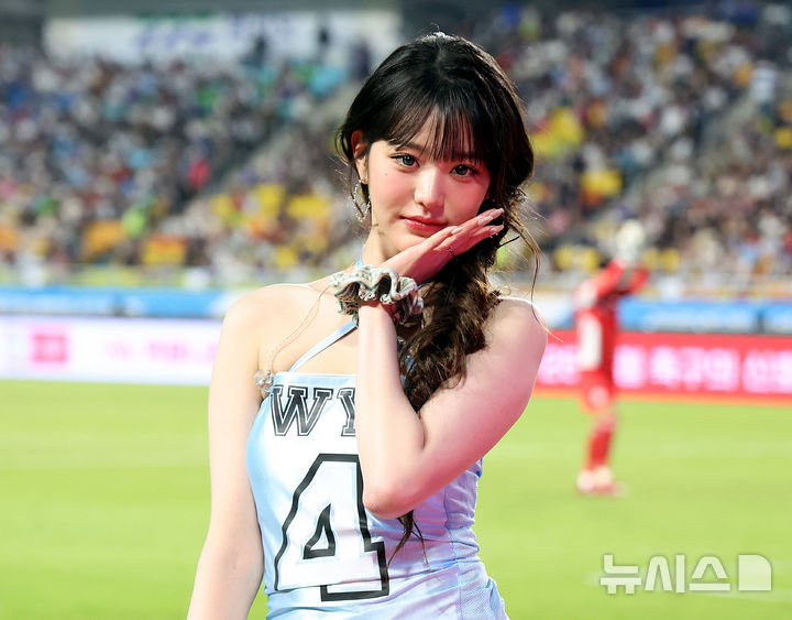 [수원=뉴시스] 이영환 기자 = 30일 오후 경기 수원시 팔달구 수원월드컵경기장에서 열린 2025 쿠팡플레이 시리즈 뉴캐슬 유나이티드와 팀 K리그의 경기에서 하프타임 공연을 마친 아이브 장원영이 그라운드를 나서고 있다. 2025.07.30. 20hwan@newsis.com