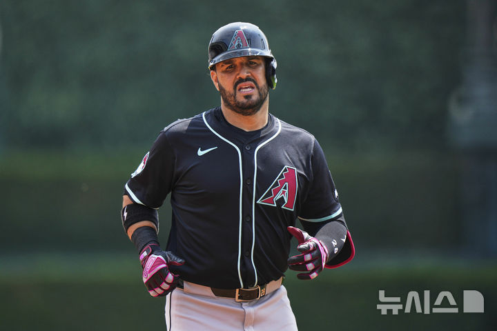 [디트로이트=AP/뉴시스] 애리조나 다이아몬드백스의 에우헤니오 수아레스가 31일(현지 시간) 미 미시간주 디트로이트 코메리카 파크에서 열린 2025 메이저리그 디트로이트 타이거스와의 경기에 4번 지명타자로 선발 출전해 2회초 뜬공을 친 뒤 더그아웃으로 돌아가고 있다. 2025.07.31.