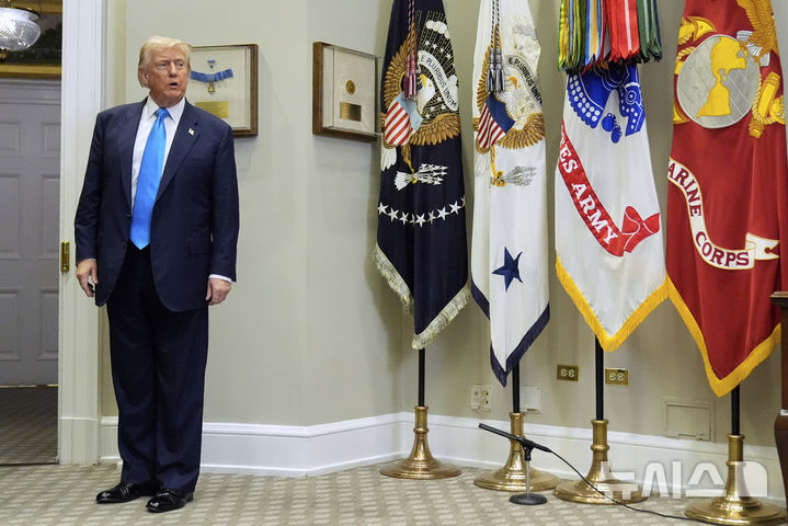 [워싱턴=AP/뉴시스]도널드 트럼프 미국 대통령이 30일(현지 시간) 백악관 루즈벨트룸에서 법안 서명식을 진행한 뒤 취재진을 돌아보며 얘기하고 있다. 2025.07.31.