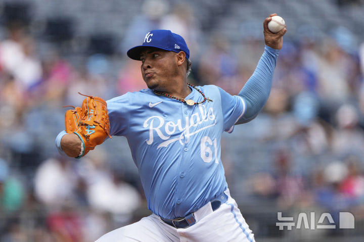[캔자스시티=AP/뉴시스] 캔자스시티 로열스의 불펜 엔젤 제르파가 31일(한국 시간) 미국 미주리주 캔자스시티의 카우프만 스타디움에서 열린 애틀랜타 브레이브스와의 경기에 선발 등판해 1회초 역투하고 있다. 이날 캔자스시티는 불펜 투수 9명을 총동원해 완봉승을 거두는 진기록을 달성했다. 2025.07.31.