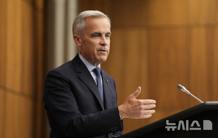 [오타와=AP/뉴시스] 마크 카니 캐나다 총리가 30일(현지 시간) 온타리오주 오타와에서 기자회견하고 있다. 카니 총리는 “캐나다는 오는 9월 제80차 유엔 총회에서 팔레스타인을 국가로 인정할 계획"이라며 “팔레스타인 당국이 절실한 개혁을 이끌기로 약속했기 때문에 그렇게 하려는 것”이라고 밝혔다. 2025.07.31.