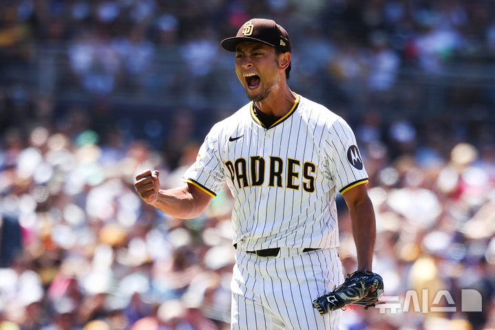 [샌디에이고=AP/뉴시스] 샌디에이고 파드리스의 다르빗슈 유가 31일(한국 시간) 미국 캘리포니아주 샌디에이고의 펫코파크에서 열린 2025 MLB 뉴욕 메츠와의 경기에 선발 등판해 6회 마크 비엔토스를 삼진으로 잡고 포효하고 있다. 2025.07.31. 