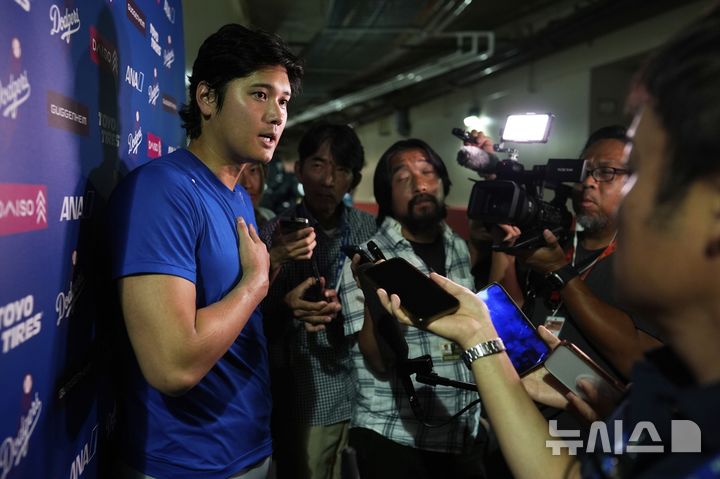 [신시내티=AP/뉴시스] LA 다저스의 오타니 쇼헤이가 31일(한국 시간) 2025 메이저리그 신시내티 레즈전을 마친 뒤 현지 취재진과 인터뷰하고 있다. 이날 오타니는 선발로 등판했으나 4회 투구 도중 둔부 경련 증세로 조기 강판당했다. 2025.07.31.