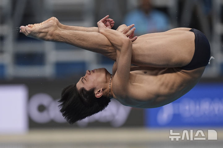 [싱가포르=AP/뉴시스] 이재경이 31일(현지 시간) 싱가포르 스포츠 허브 아쿠아틱 센터에서 열린 2025 세계수영연맹(WA) 세계선수권대회 다이빙 남자 3m 스프링보드 예선 경기를 펼치고 있다. 2025.07.31.