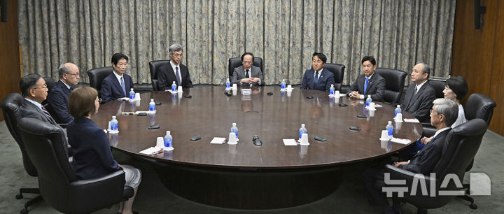 [도쿄=AP·교도/뉴시스]일본은행이 오는 18~19일 올해 마지막 금융정책결정회의를 실시하는 가운데, 금리 인상 여부가 주목된다. 현지 언론들은 0.25% 인상할 것으로 전망하고 있다. 사진은 지난 7월 31일 일본 도쿄 일본은행 본점에서 열린 회의에 우에다 가즈오(가운데) 일본은행 총재가 참석한 모습. 202512.15.