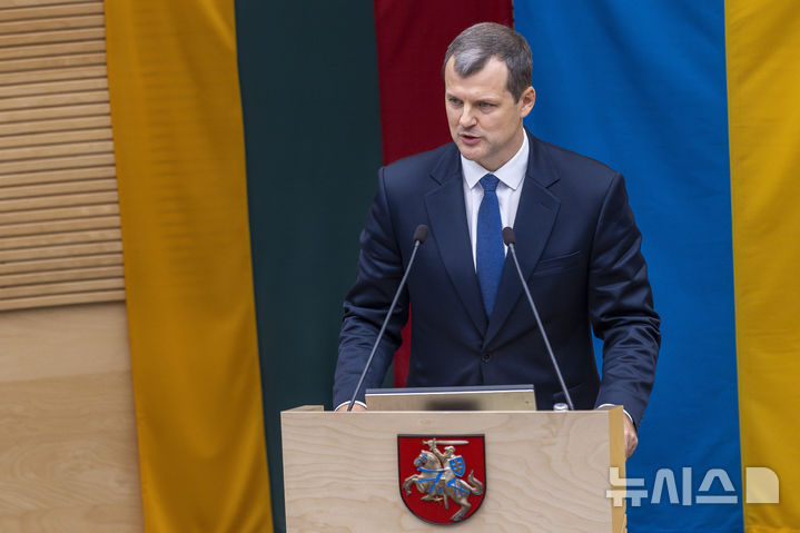 [빌뉴스(리투아니아)=AP/뉴시스]2024년 11월21일 리투아니아 새 총리로 지명된 사회민주당의 간타우타스 팔루츠카스 대표가 빌뉴스의 의회에서 연설하고 있다. 그는 31일 자신의 사업 거래 의혹을 둘러싼 수사로 수도 빌뉴스에서 그의 사임을 요구하는 시위가 촉발된 데 따라 사임했다. 2025,07.31.