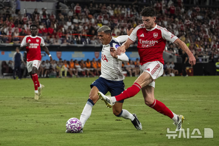 [홍콩=AP/뉴시스] 잉글랜드 프로축구 프리미어리그(EPL) 아스널의 데클란 라이스. 2025.07.31.