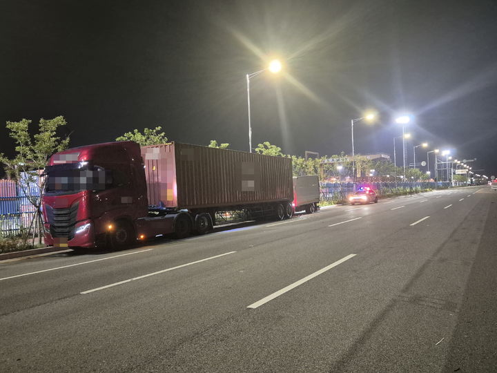 [부산=뉴시스] 31일 0시10분께 부산 강서구 부산신항 인근 도로에서 1.6t 탑차가 정차 중인 컨테이너 트레일러 차량을 추돌했다. (사진=부산경찰청 제공) 2025.07.31. photo@newsis.com *재판매 및 DB 금지