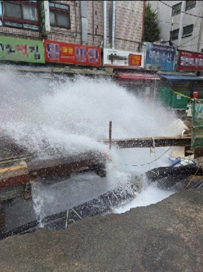 [광주=뉴시스] 31일 오전 6시17분께 광주 서구 금호동 도시철도 공사장 인근 도로 상수도관이 파열됐다. (사진 = 독자 제공) 2025.07.31. photo@newsis.com *재판매 및 DB 금지