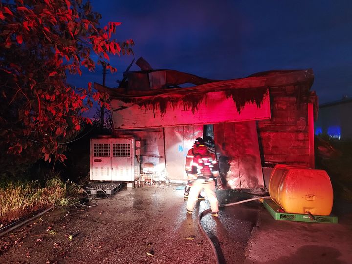 [익산=뉴시스] 31일 오전 4시20분께 전북 익산시 용안면의 농기계 보관 창고에서 불이 나 1시간여만에 진화됐다. (사진=전북도소방본부 제공) 2025.07.31. photo@newsis.com *재판매 및 DB 금지